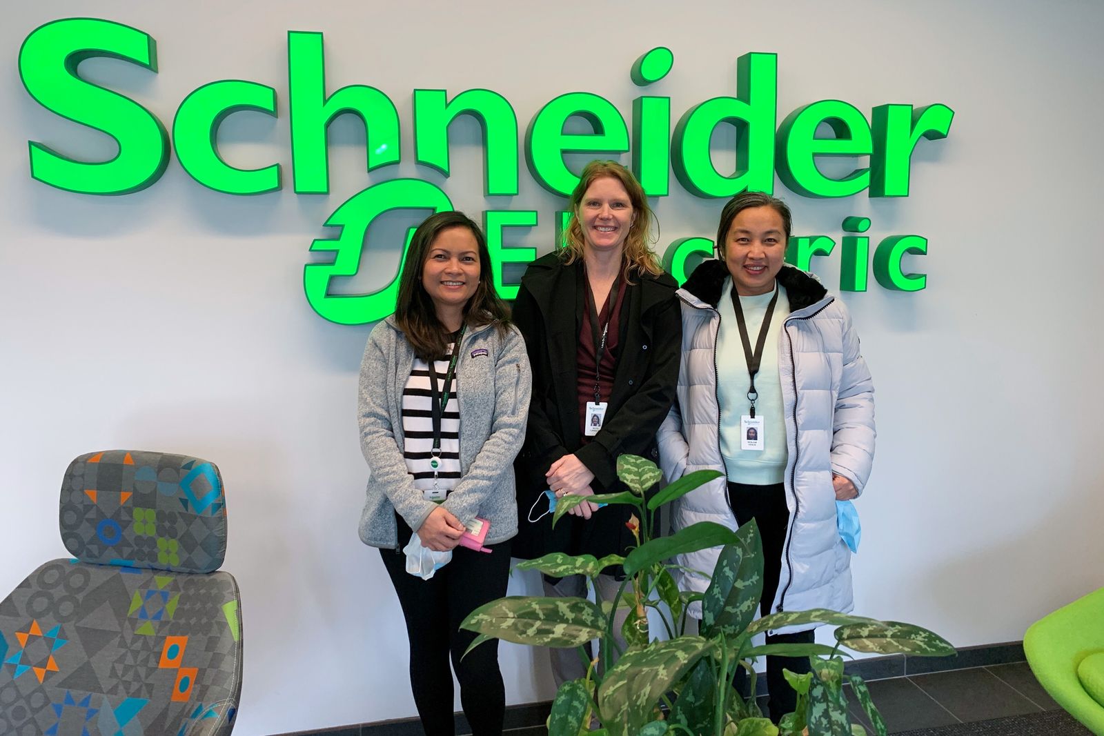 Returners at Schneider Electric pose for a group photo